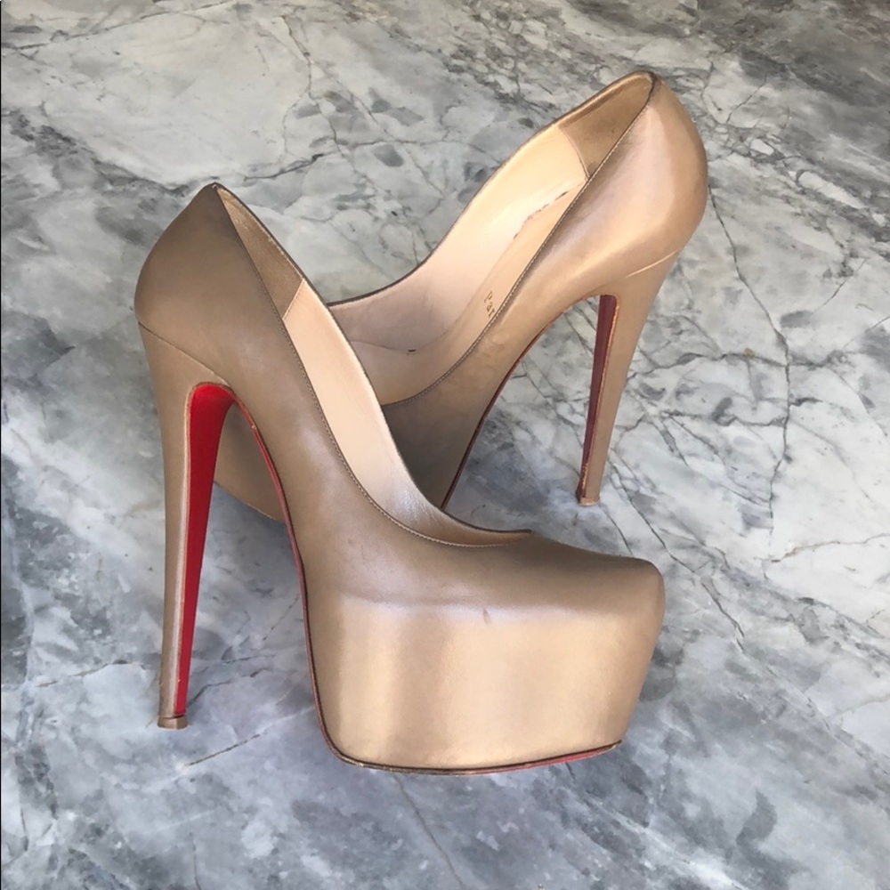Christian Louboutin Mocha Leather Daffodile pumps!